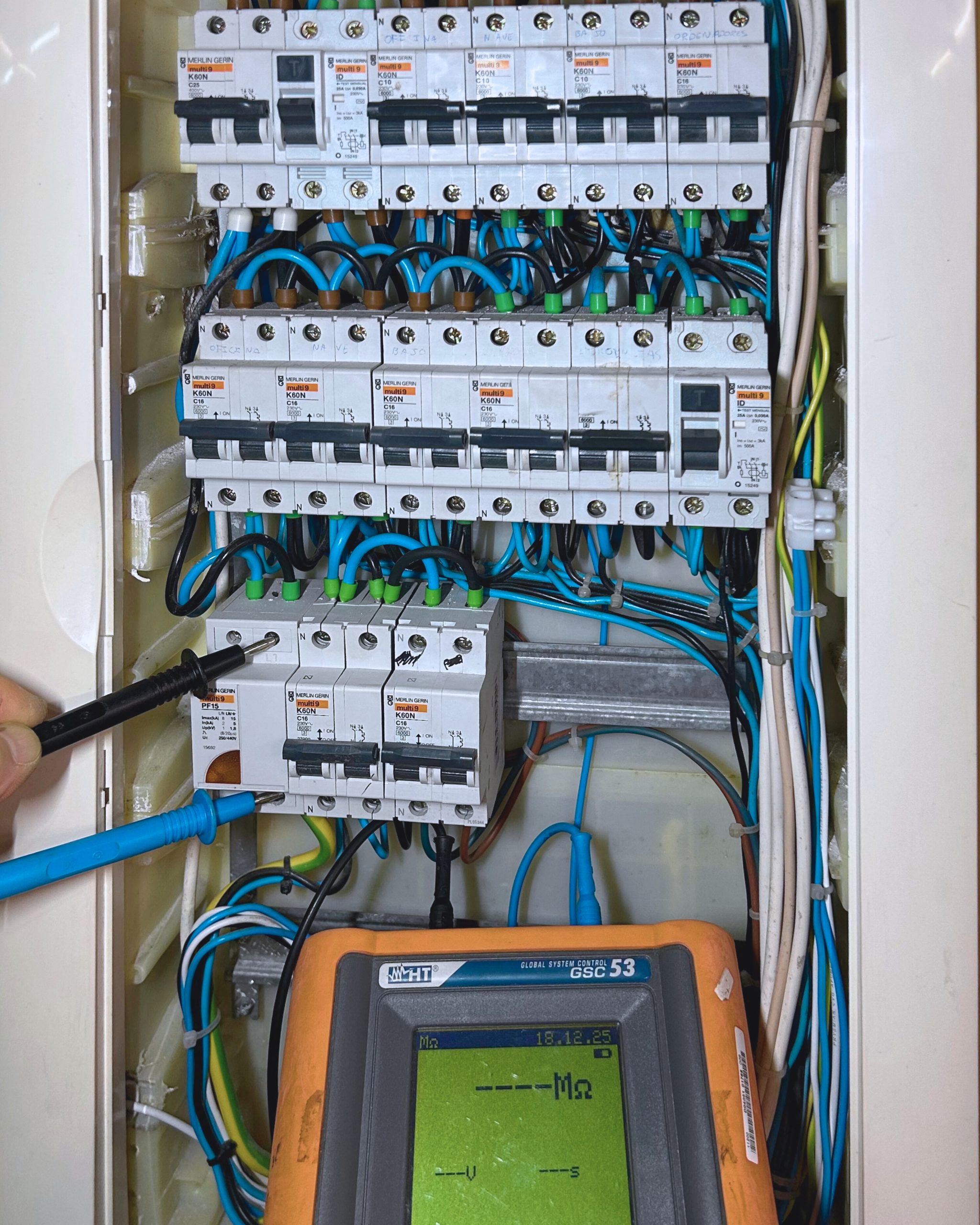 Electricistas en A Coruña Electricista revisando instalación eléctrica con equipo de medición para detectar averías